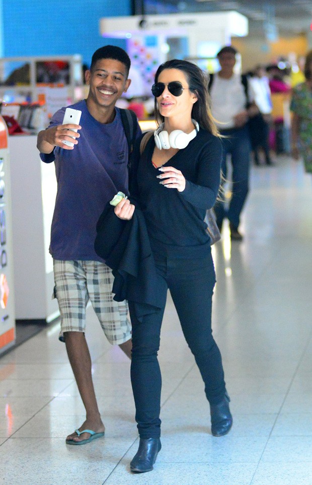 Cleo Pires em aeroporto (Crédito: Agnews)