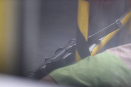 Acusado estava armado com uma metralhadora (Crédito: Fabiano Rocha / Extra)