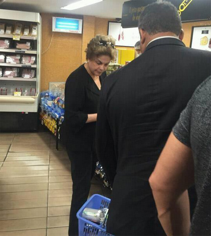 Dilma faz compras em Ipanema (Crédito: Reprodução/ Instagram)
