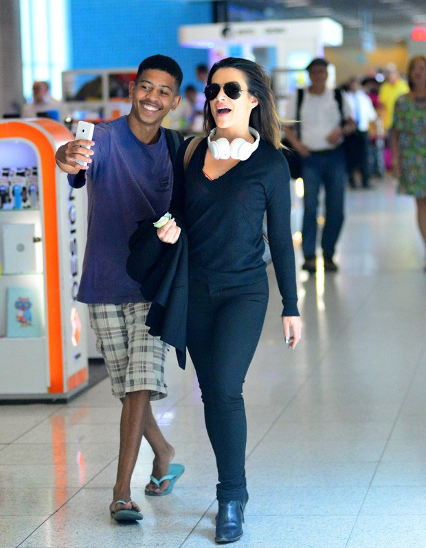 Cleo Pires em aeroporto (Crédito: Agnews)