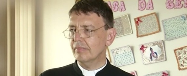 Padre é condenado a pagar R$ 60 mil por impedir aborto em GO
