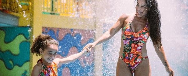 Scheila Carvalho curte parque aquático com a filha e exibe corpão