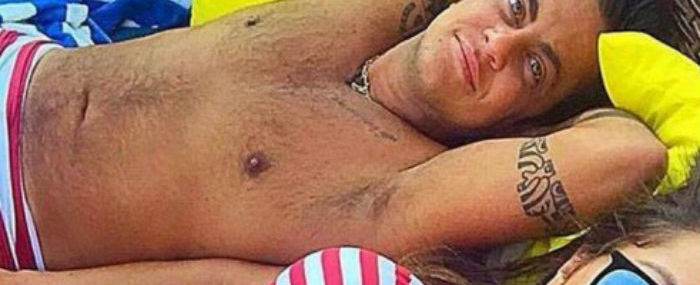 Thammy Miranda posa de sunga e mostra transformações no corpo