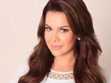 Fernanda Souza presenteia seguidoras com vestido, anel e brinco