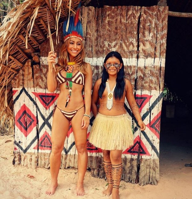 Sabrina Sato posa ao lado de índia na Amazonia