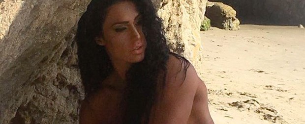 Gracyanne Barbosa posa de topless para revista americana