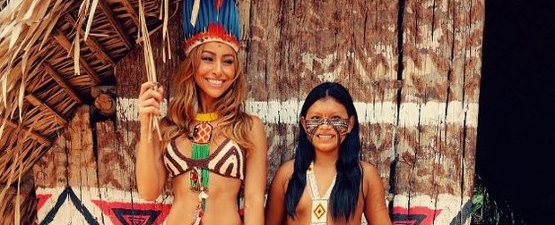 Sabrina Sato posa ao lado de índia em tribo na Amazonia