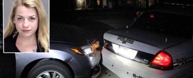 Ao fazer selfie de topless, jovem bate em carro da polícia nos EUA
