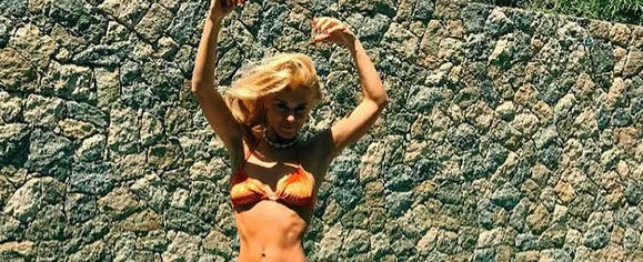 Carolina Dieckmann mostra corpo magrinho e divide opiniões