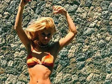 Carolina Dieckmann mostra corpo magrinho e divide opiniões