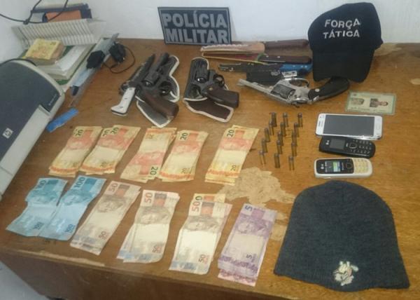 Dinheiro e armas apreendidas
