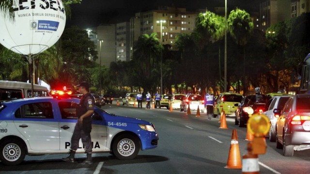 PM é preso após ser flagrado com carro roubado em blitz (Crédito: Reprodução)