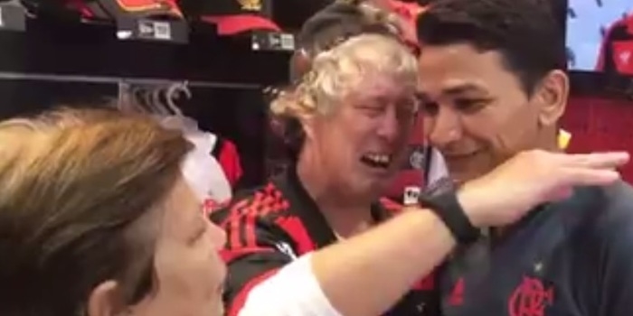 Torcedor do Flamengo chora ao encontrar Ronaldo Angelim:"Eu te amo"