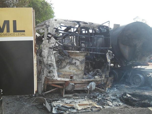 Ônibus ficou destruído após grave acidente (Crédito: Divulgação)