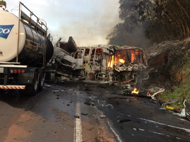 acidente entre um ônibus e um caminhão na rodovia PR-323 (Crédito: Divulgação)