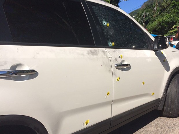 Carro foi atingido com 17 tiros (Crédito: G1)