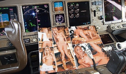 Imagens pornográficas na cabine de Boeing (Crédito: Reprodução)