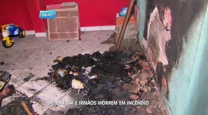 Casa foi incendiada por causa de uma vela (Crédito: Reprodução)