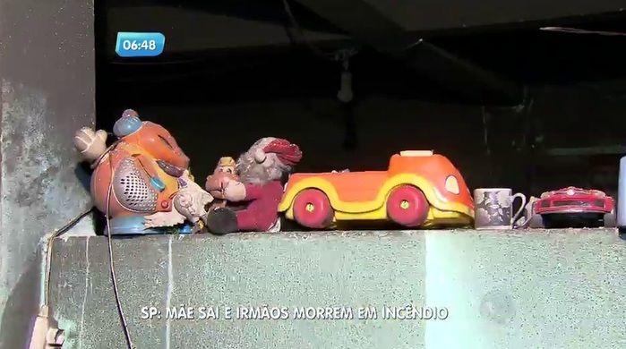 Casa foi incendiada por causa de uma vela (Crédito: Reprodução)