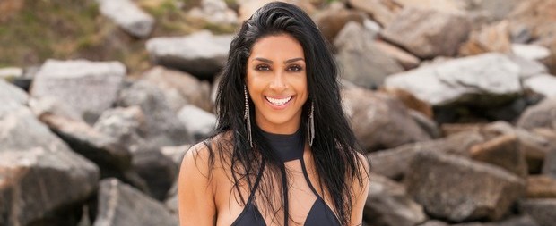 Ex-BBB Amanda Djehdian exibe corpão em ensaio realizado na praia