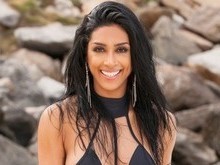 Ex-BBB Amanda Djehdian exibe corpão em ensaio realizado na praia