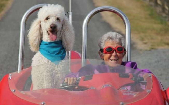 Norma Bauerschmidt durante passeio com carro esportivo