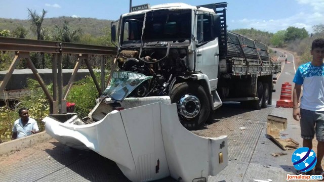 Caminhão colide contra ponte na cidade de Esperantina