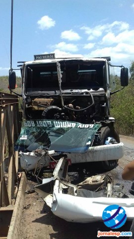 Caminhão colide contra ponte na cidade de Esperantina