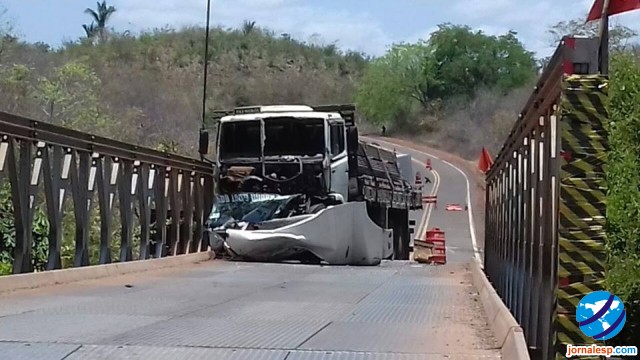 Caminhão colide contra ponte na cidade de Esperantina