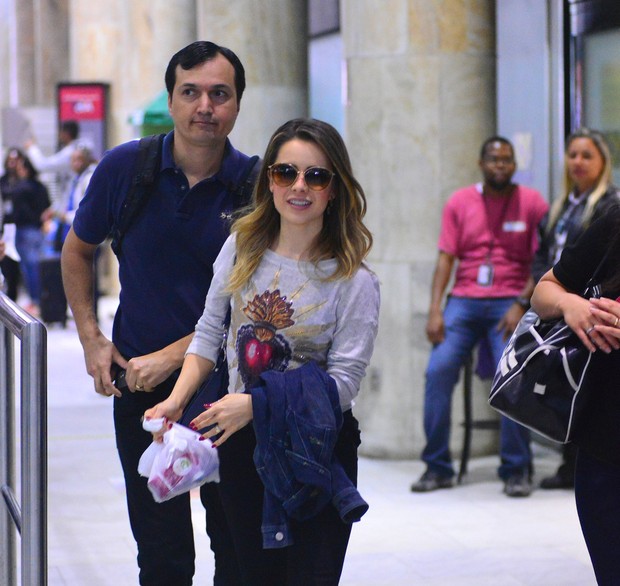 Sandy é cercada por fãs (Crédito: Agnews)