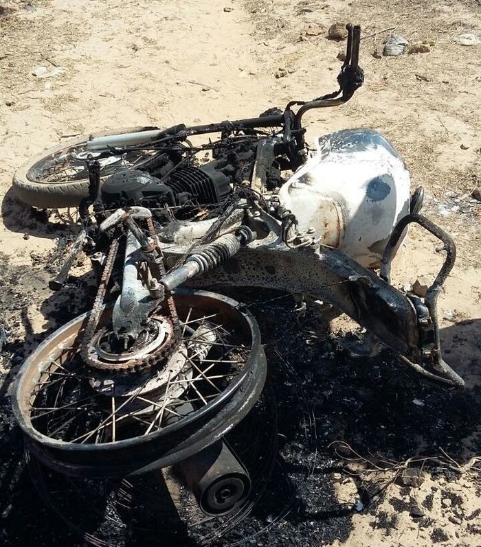 Motocicleta incendiada (Crédito: Reprodução)