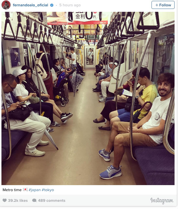 Fernando Alonso anda de metrô no Japão (Crédito: Reprodução)