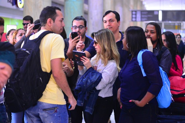 Sandy é cercada por fãs (Crédito: Agnews)