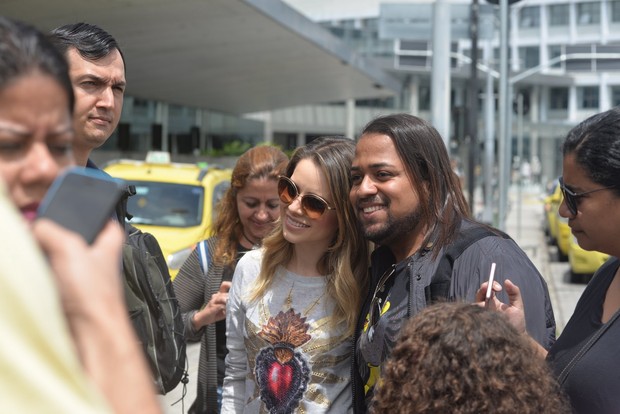 Sandy é cercada por fãs (Crédito: Agnews)