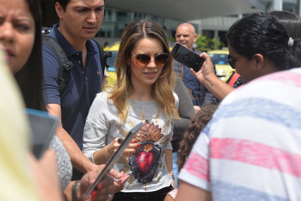 Sandy é cercada por fãs (Crédito: Agnews)