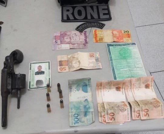 Dinheiro e arma apreendidos com os dois acusados na zona Norte (Crédito: Divulgação)
