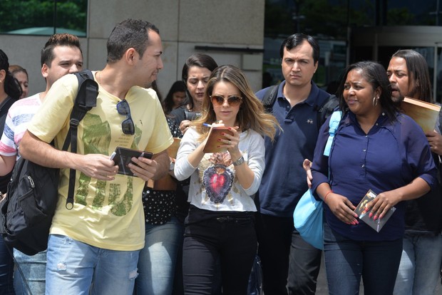 Sandy é cercada por fãs (Crédito: Agnews)