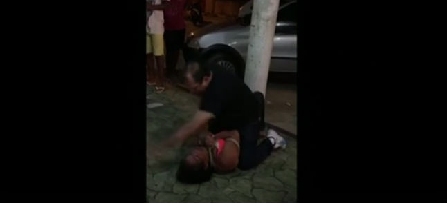 Homem amarra mulher pelo pescoço e a espanca no meio da rua (Crédito: Reprodução)