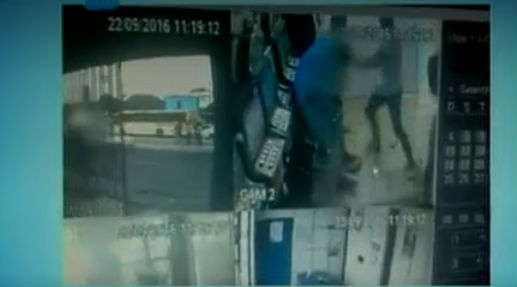 Homem agride assaltante e tem revólver roubado em salvador (Crédito: Reprodução)