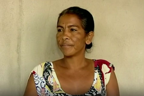 Homem amarra mulher pelo pescoço e a espanca no meio da rua (Crédito: Reprodução)