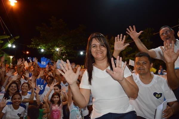 Prefeita Paula Araujo agradece ao povo pela reeleição