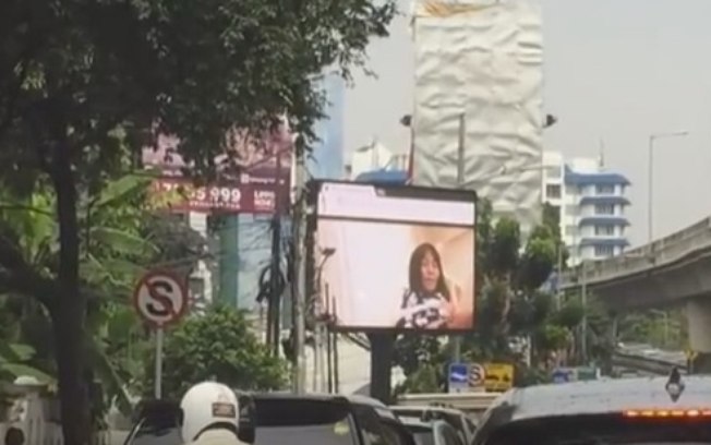 Vídeo pornô era exibido em outdoor (Crédito: Reprodução)