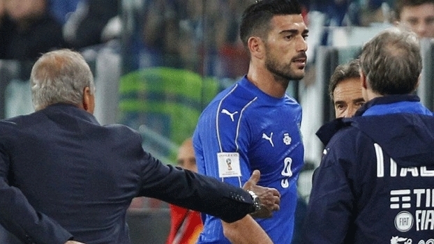 Graziano Pellè não cumprimentou o técnico Giampiero Ventura contra a Espanha (Crédito: Reprodução)