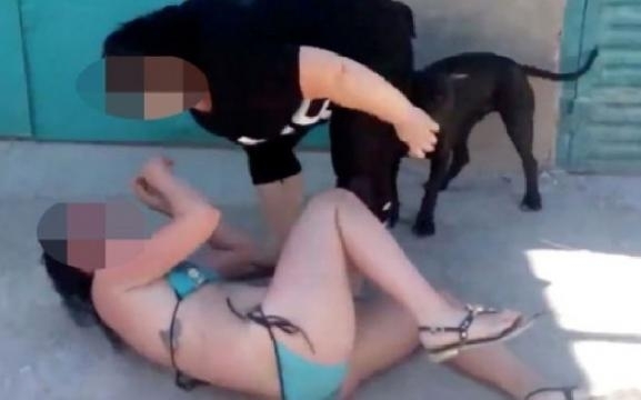 Jovem levou surra das esposas (Crédito: Reprodução)