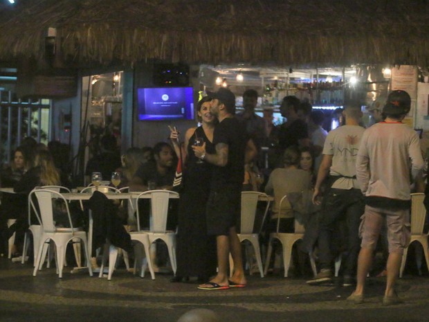 Pedro Scooby e Robertha Portella curtem noite juntos no Rio