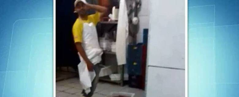 Açougueiro é demitido por vídeo simulando urinar em carne