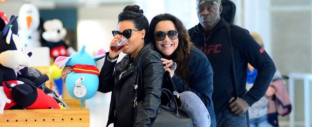 Ana Carolina e Letícia Lima embarcam juntas em aeroporto do Rio