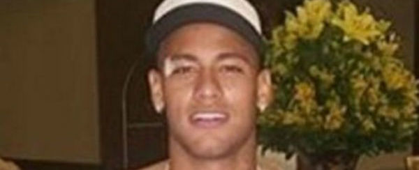 Após se machucar em goleada da seleção, Neymar posa com curativo