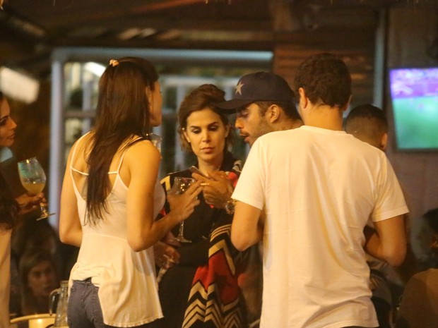 Pedro Scooby e Robertha Portella curtem noite juntos no Rio