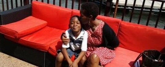 Família processa escola que algemou menino porque estava chorando